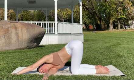 10 Minute Morning Yoga For Beginners – MOOD BOOSTING & TENSION RELIEF (DAY 5)